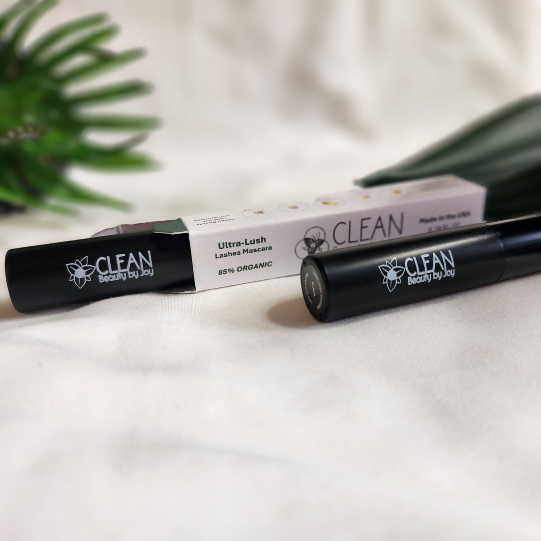 Mascara that promotes lash growth and improves lash strength